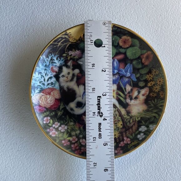 June In The Flower Bed Plate Cat Kitten By Jurgen Scholz Timeless Tails 1999 - Picture 7 of 7